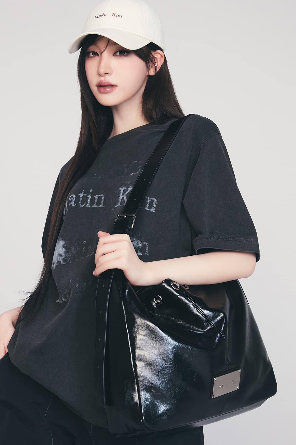 MATIN EYELET POINT LAYERED BIG SHOULDER BAG IN BLACK
