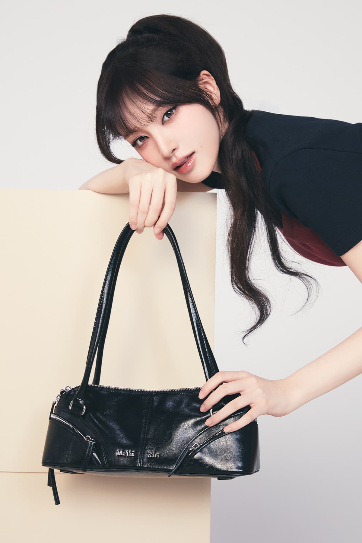 CURVE ZIP BAGUETTE BAG IN BLACK