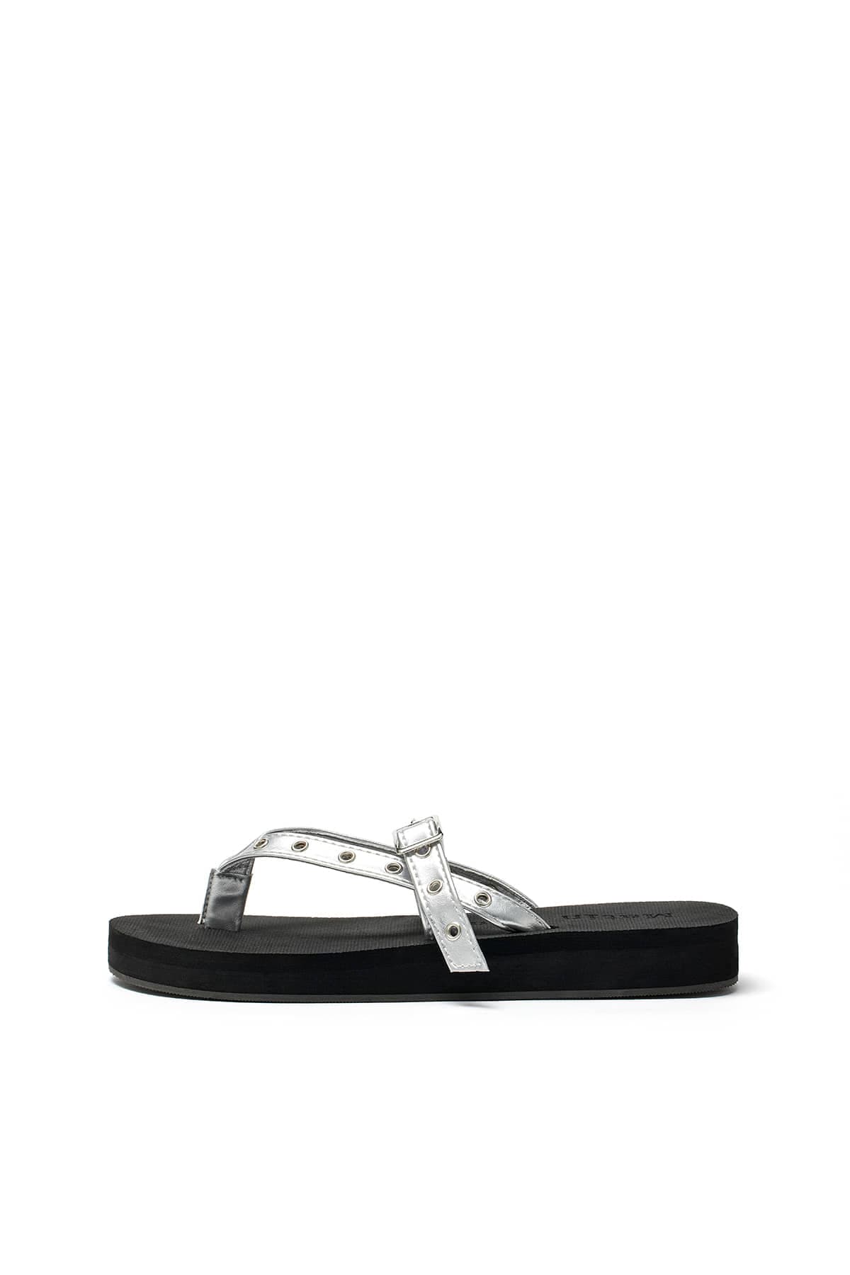 BUCKLE EYELET SLIPPERS IN SILVER